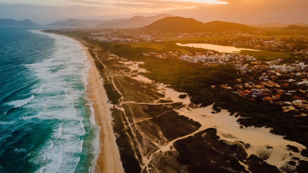 A cidade litorânea que oferece o estilo de vida leve que todos estão buscando