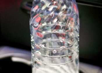 O que acontece ao beber água que ficou no carro por dias