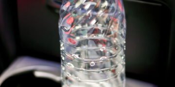 O que acontece ao beber água que ficou no carro por dias