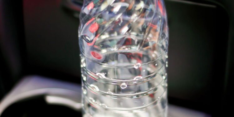 O que acontece ao beber água que ficou no carro por dias