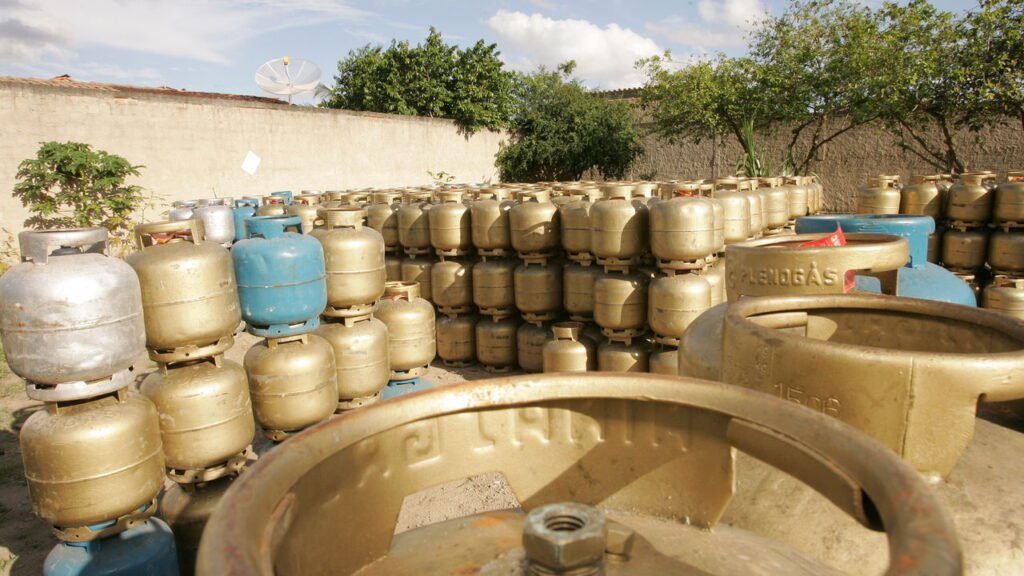 Programa ajuda famílias de baixa renda a enfrentar alta no preço do gás