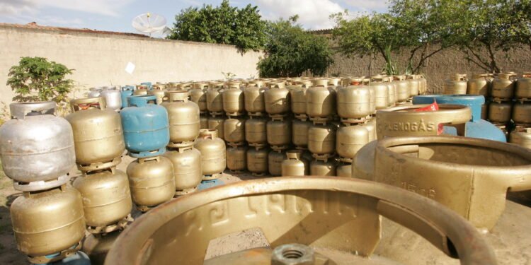 Auxílio Gás é pago até 2026 e protege a renda familiar