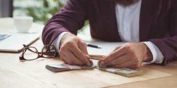 Especialista financeiro abre o jogo e mostra como investiria os primeiros R$ 1.000