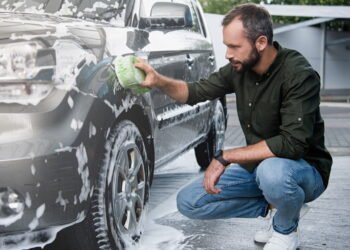O que a psicologia diz sobre quem lava o carro o tempo todo e quem nunca lava