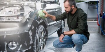 O que a psicologia diz sobre quem lava o carro o tempo todo e quem nunca lava