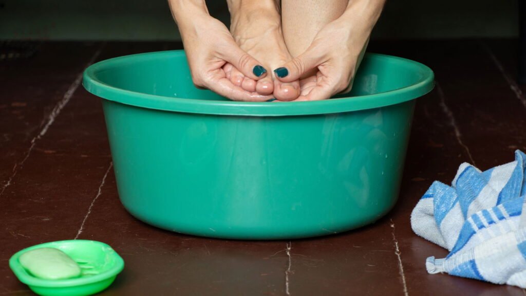 Por que e para que serve lavar os pés com sal e bicarbonato, segundo especialistas
