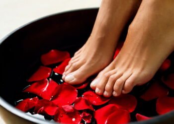 Por que e para que serve lavar os pés com sal e bicarbonato, segundo especialistas