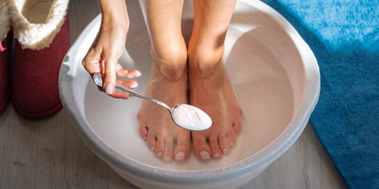 Por que e para que serve lavar os pés com sal e bicarbonato, segundo especialistas