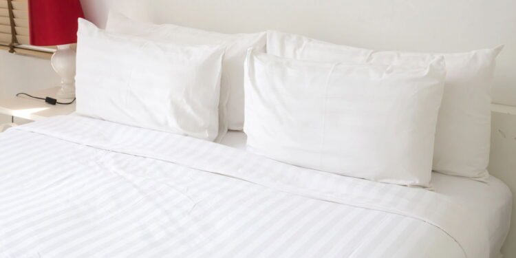 Cama bem arrumada melhora o sono e transforma o quarto -Créditos: depositphotos.com / comzeal