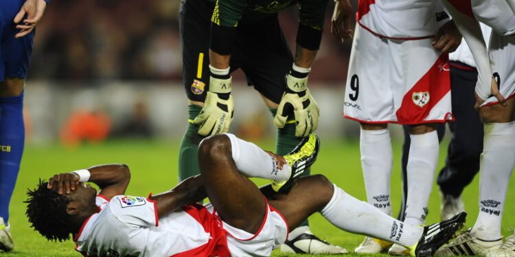 Lesão silenciosa cresce nos gramados e preocupa o futebol