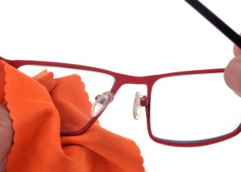 Como remover arranhões de óculos com alguns ingredientes que você tem em casa