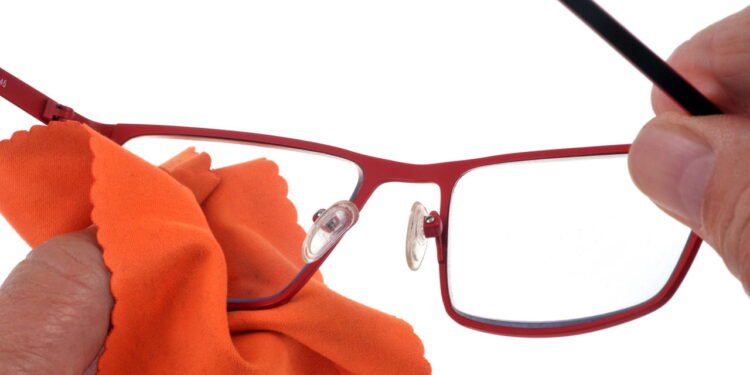 limpar óculos - Créditos: depositphotos.com / modesto3