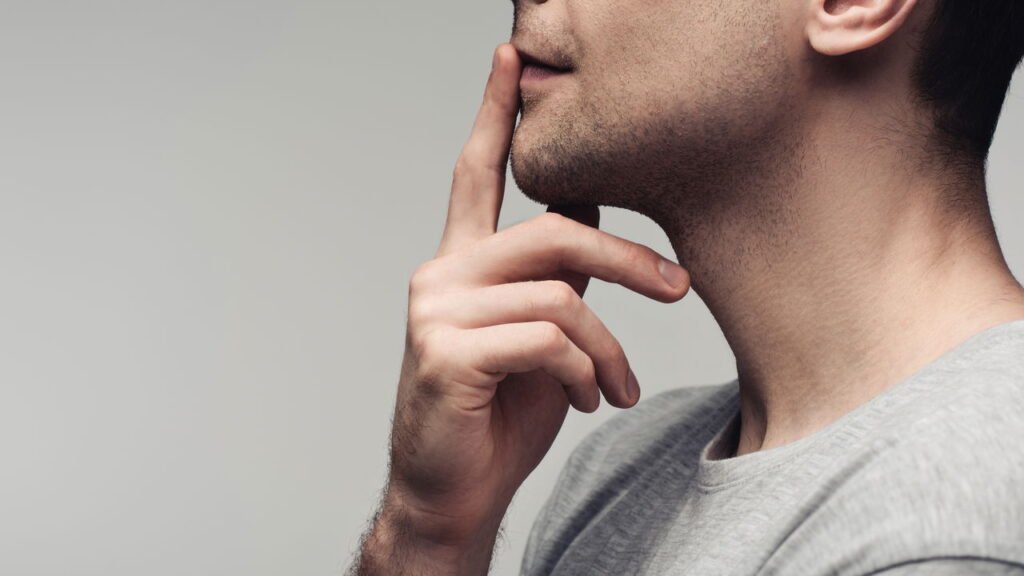 Como saber se alguém está interessado em você pela linguagem corporal