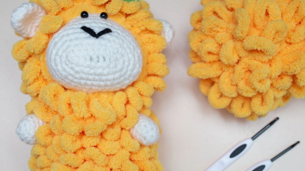 Esse amigurumi encanta com toque artesanal e versatilidade