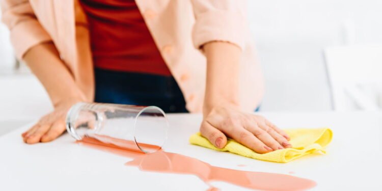 O truque que está salvando vestidos manchados de vinho