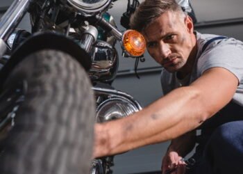 Sua moto tá avisando que vai quebrar, mas você finge que não