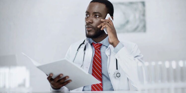 INSS alerta sobre golpes na prova de vida digital - Créditos: depositphotos.com / AntonLozovoy