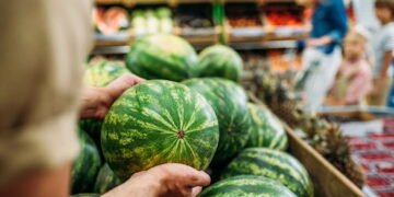 Por que você deve sempre lavar a melancia antes de cortá-la, mesmo que não coma a casca