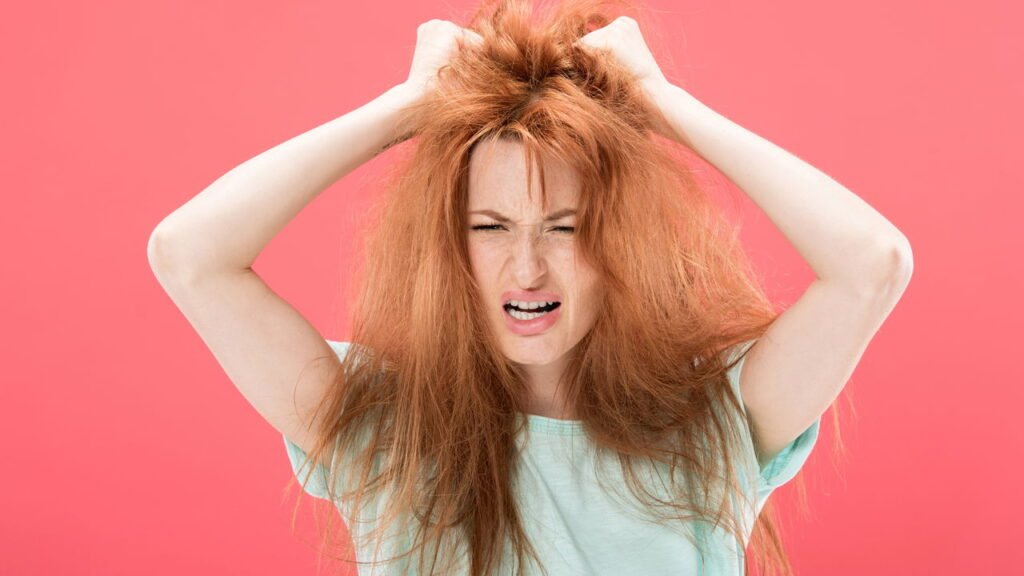 Gesto de mexer no cabelo