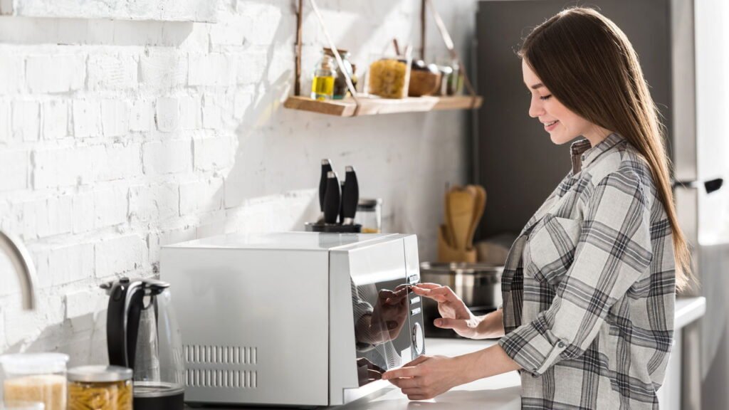 Esse truque com limão no micro-ondas está viralizando e tem um bom motivo