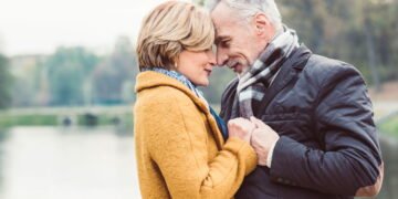 Cada linha no rosto após os 50 anos pode ser um marco de autoestima e evolução