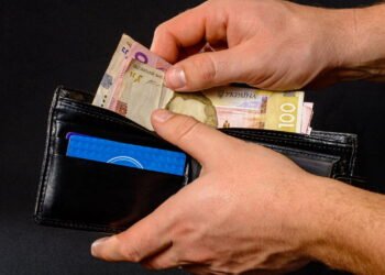 O que diz a psicologia sobre a personalidade de quem organiza as notas na carteira