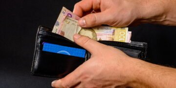 O que diz a psicologia sobre a personalidade de quem organiza as notas na carteira