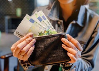 O que diz a psicologia sobre a personalidade de quem organiza as notas na carteira