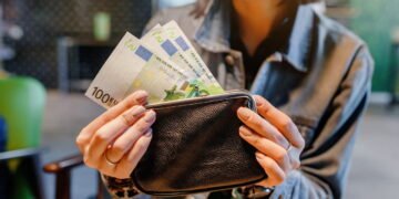 O que diz a psicologia sobre a personalidade de quem organiza as notas na carteira