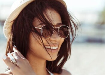 O melhor modelo de óculos de sol para mulheres acima dos 50 anos