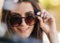 O melhor modelo de óculos de sol para mulheres acima dos 50 anos