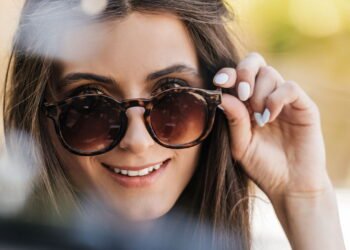 O melhor modelo de óculos de sol para mulheres acima dos 50 anos