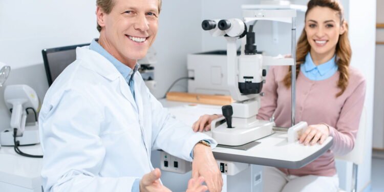 Oftalmologista em consulta - Créditos: depositphotos.com / AllaSerebrina