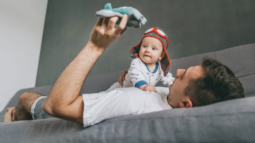 Pais terão 30 dias de licença! O impacto na economia do lar