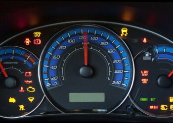 Triângulo aceso no painel do carro