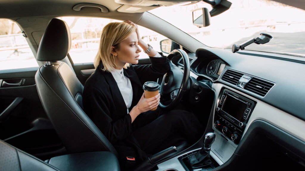 Triângulo aceso no painel do carro