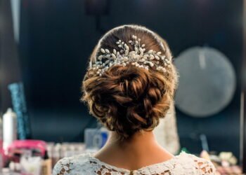 Os penteados semi presos mais lindos para noivas modernas