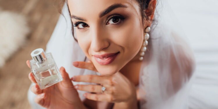 Truques simples para fazer seu perfume durar o dia todo