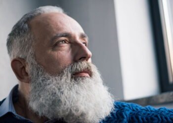 Hábitos diários que blindam a saúde mental de pessoas acima de 50 anos