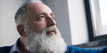 Hábitos diários que blindam a saúde mental de pessoas acima de 50 anos