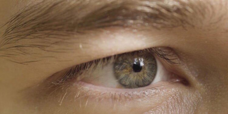 O que o piscar dos olhos revela sobre ansiedade e emoções escondidas