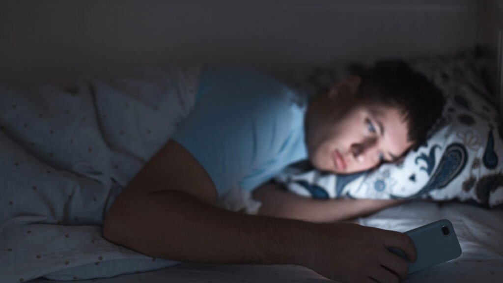 O que acontece com seu sono ao usar o celular na cama