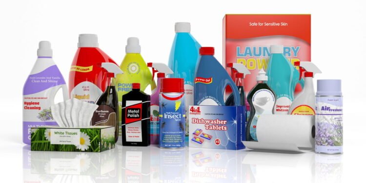 Entenda os perigos de combinar produtos de limpeza no dia a dia