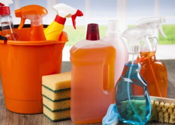 Entenda os perigos de combinar produtos de limpeza no dia a dia