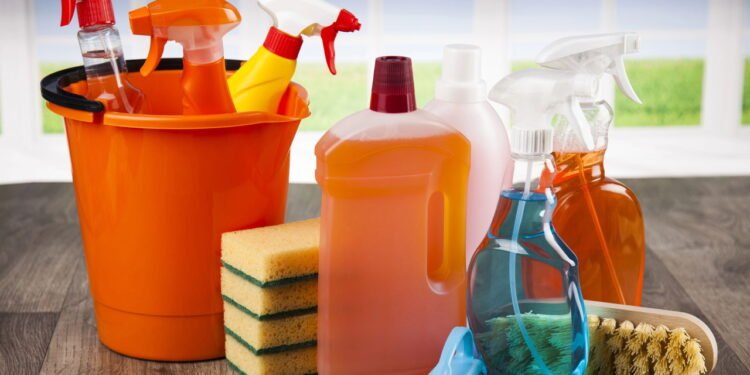 Entenda os perigos de combinar produtos de limpeza no dia a dia