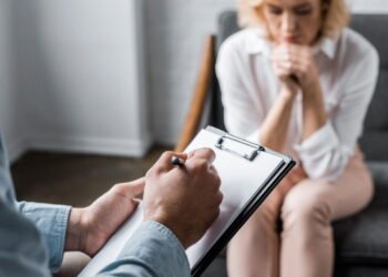 Psicologa explica por que mesmo com terapia sentimos estresse