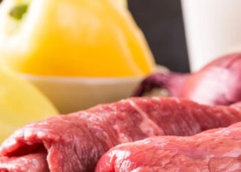 Receita fácil de rocambole de carne moída aproveita sobras e agrada toda a família