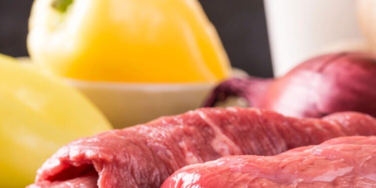 Receita fácil de rocambole de carne moída aproveita sobras e agrada toda a família