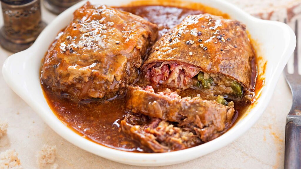 Receita fácil de rocambole de carne moída aproveita sobras e agrada toda a família