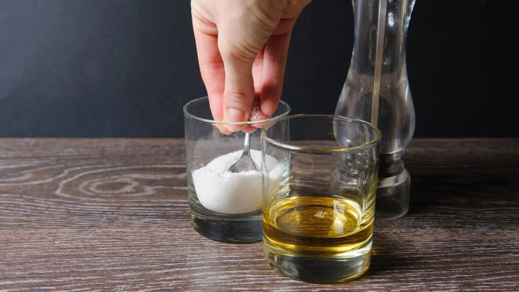 O truque infalível para tirar a gordura das panelas em segundos